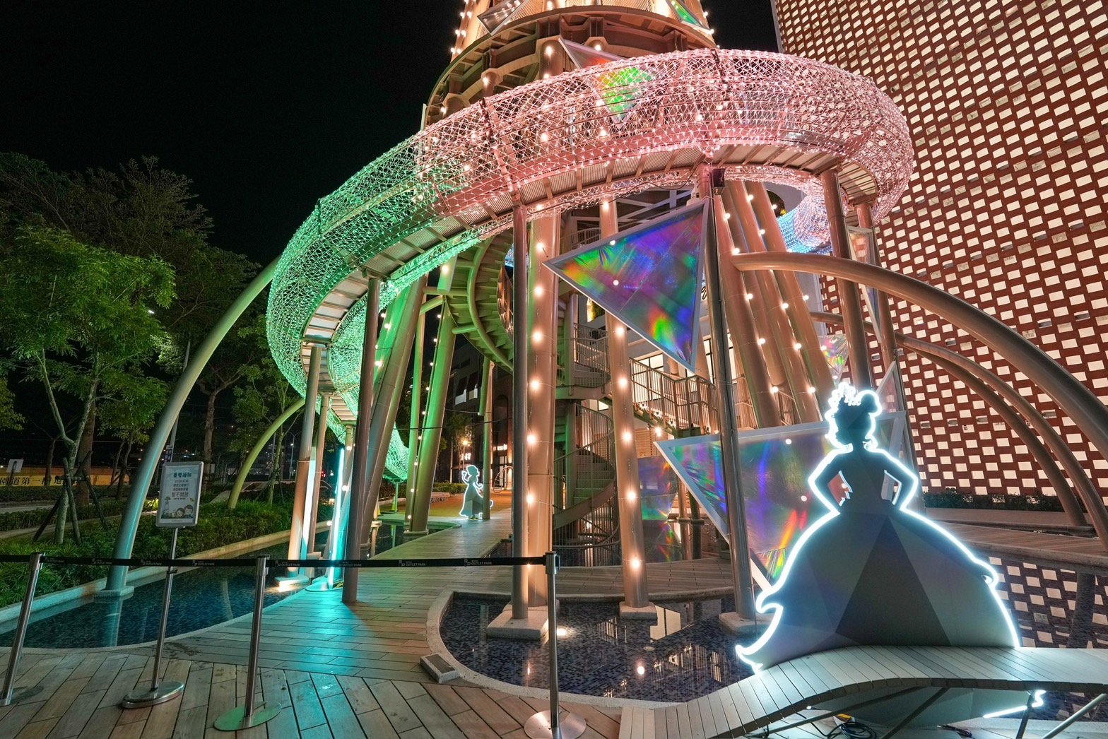 MITSUI OUTLET PARK 台南 迪士尼100週年主題燈飾