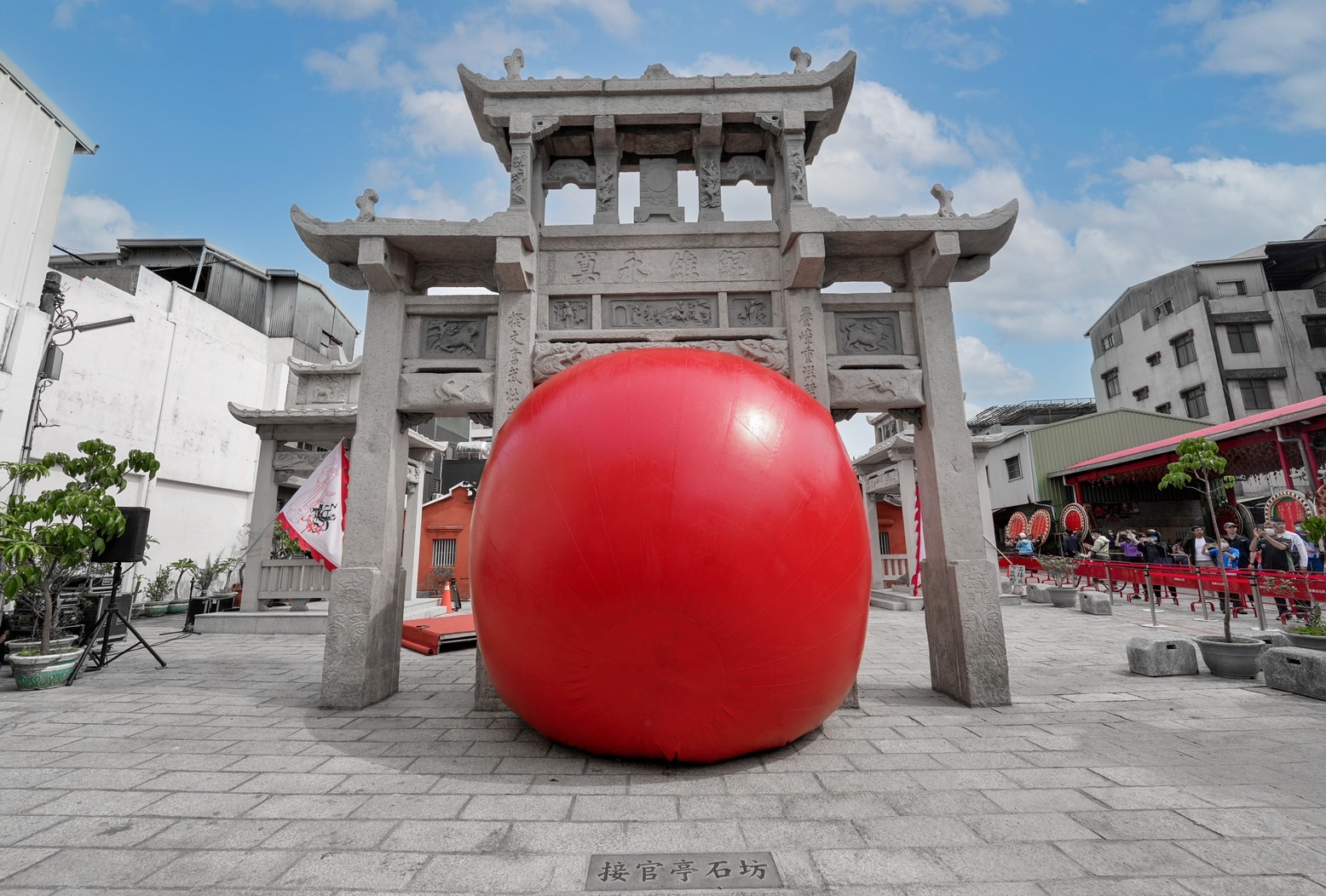 網站近期文章：【台南景點】台南紅球計畫登場，違14年再訪台灣，一顆巨大紅球卡在建築之間，創造出童趣的城市風景