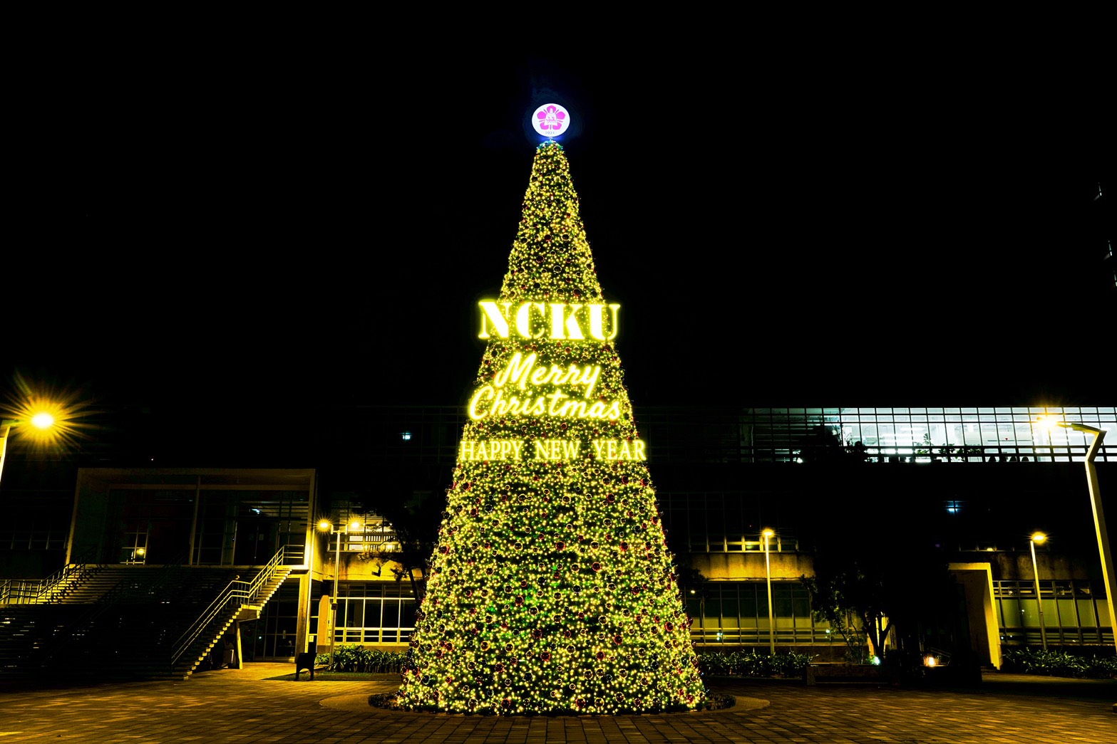 網站近期文章：【台南景點】國立成功大學 15米高聖誕樹登場