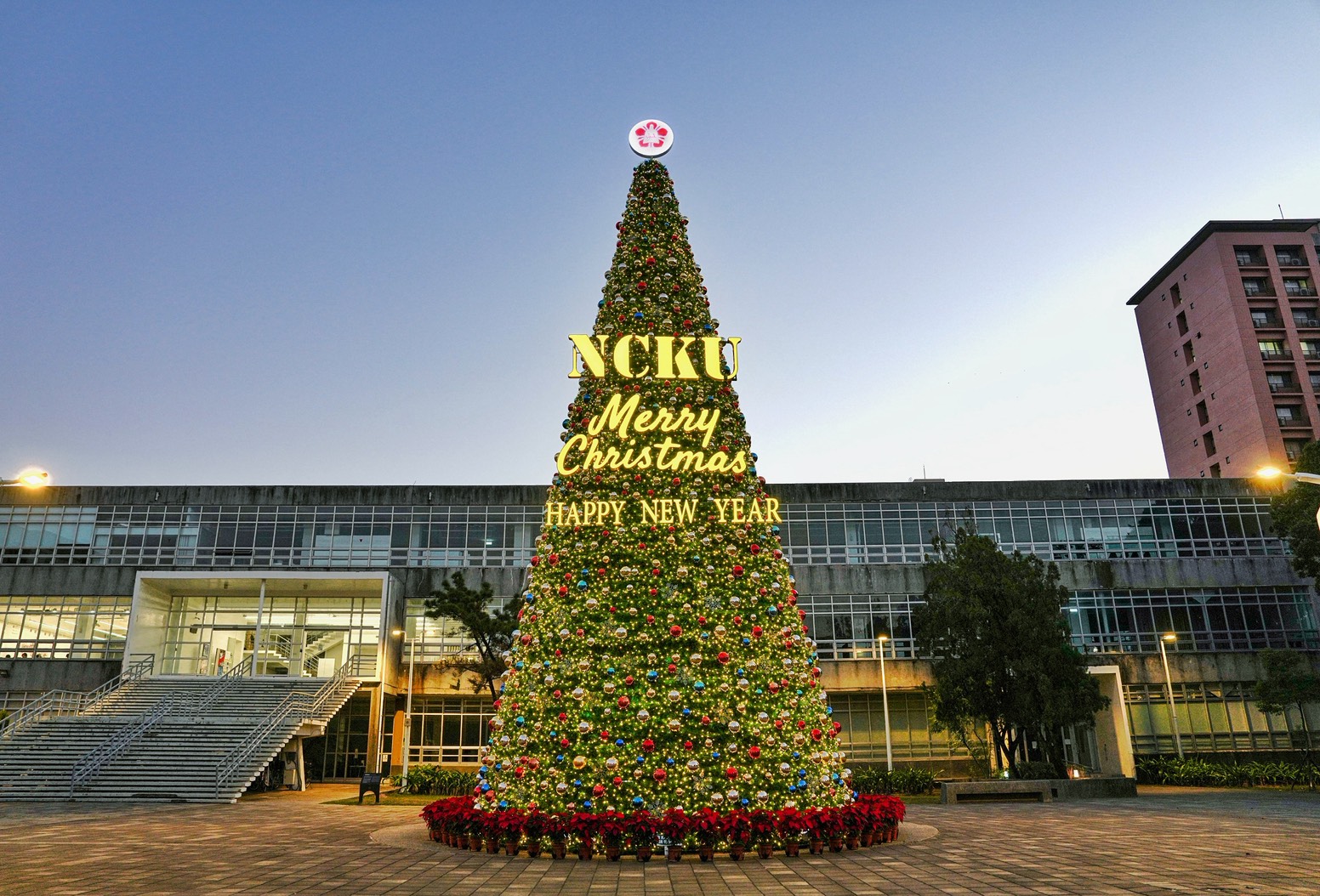 網站近期文章：【台南景點】國立成功大學 15米高聖誕樹登場